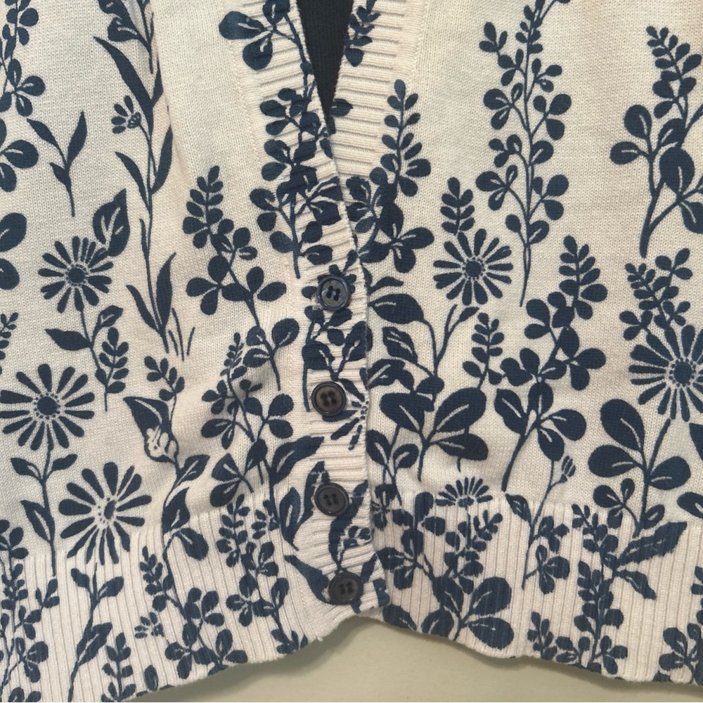 Women’s Cathy Daniels Blue and White Floral Cardigan Sweater. - Picture 7 of 8